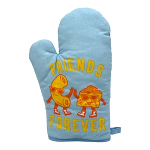 Puede incluir: Manopla de horno azul con un personaje de macarrones con queso y un personaje de cuña de queso de dibujos animados. Los personajes llevan gafas de sol y sonríen. El texto "FRIENDS FOREVER" está impreso en la manopla.