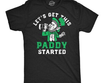 Camiseta engraçada para o Dia de São Patrício: Camiseta com um duende irlandês da sorte bebendo.