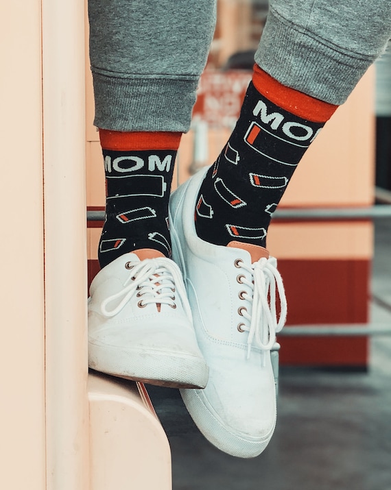 Chaussettes a piles pour maman Batterie faible Courir avec des chaussettes vides Chaussettes rigolotes pour femme Cadeaux pour maman Chaussettes mignonnes pour maman Cadeau pour la fete des Meres Etsy...