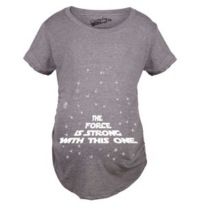 Die Kraft ist stark mit diesem einen Mutterschafts-T-Shirt, niedliche Mutterschafts-T-Shirts, lustiges Schwangerschafts-T-Shirt, Mama, zum T-Shirt zu sein, lustige Mutterschaft Grau