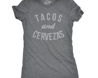 Camiseta divertida de mujer con estampado de tacos y cervezas.