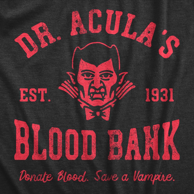 Puede incluir: Impresi&oacute;n gr&aacute;fica roja en una camiseta gris oscuro que dice "DR. ACULA'S EST. 1931 BLOOD BANK Donate Blood. Save a Vampire."