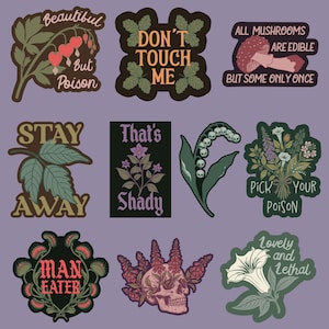 Puede incluir: Un conjunto de nueve pegatinas con temática botánica gótica. Las ilustraciones incluyen plantas, setas y una calavera, con frases como «No me toques» y «Elige tu veneno» en varias fuentes.
