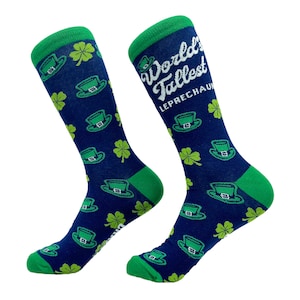 Könnte beinhalten: Ein Paar blaue Socken mit einem Muster aus grünen Kleeblättern und einem grünen Leprechaun-Hut. Die Socken haben auf einer Socke den Text "World's Tallest Leprechaun".