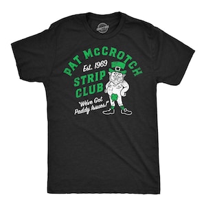 Op de afbeelding: Zwart T-shirt met een groene, witte en rode afbeelding van een kabouter met de tekst "Pat McCrotch Est. 1969 Strip Club "We've Got Paddy Issues!"