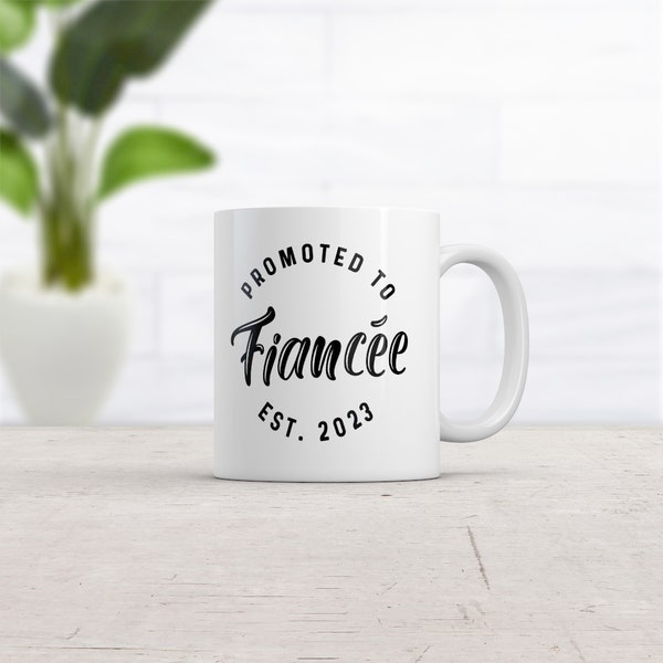 Tasse à café drôle fiancée, cadeaux de la mariée, tasse de travail drôle, tasse de fête des mères, tasse à café pour femme, promu fiancée, Est 2023, cadeaux de fiançailles