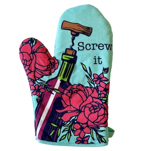 Puede incluir: Un guante de horno turquesa con un diseño floral y una botella de vino con un sacacorchos. El texto "Screw it" está impreso en el guante.