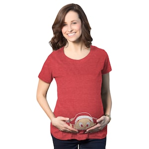 Camiseta navideña de maternidad, camiseta navideña para bebés que miran a escondidas, camiseta navideña para embarazadas, camiseta navideña roja para embarazadas, ropa festiva para embarazadas
