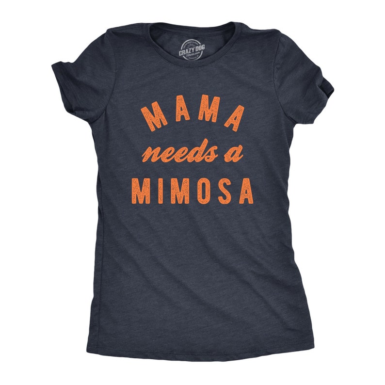 Puede incluir: Una camiseta azul marino con el texto "MAMA needs a MIMOSA" en naranja.