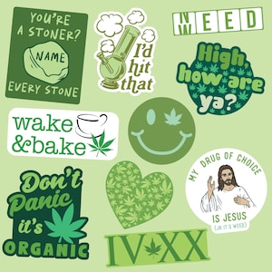 Puede incluir: Una colección de pegatinas en tonos verdes con varios diseños, incluyendo una pipa de agua con el texto I'd hit that, una cara sonriente con una hoja como ojo, un corazón lleno de hojas y textos como Wake & Bake e IV XX.