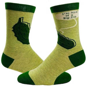Könnte beinhalten: Ein Paar grüne und gelbe Socken mit einem Gurkenmotiv und dem Text "I'm kind of a big dill".