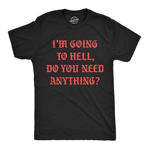 以下が含まれることがあります： 胸元にゴシック調のフォントで赤い文字「I'M GOING TO HELL, DO YOU NEED ANYTHING?」がプリントされた黒の半袖Tシャツ。クルーネックで標準的なフィット感があり、首元には小さな円形のブランドロゴがあしらわれています。