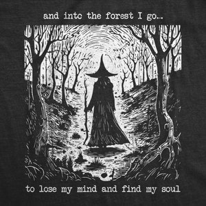 Puede incluir: Ilustraci&oacute;n en blanco y negro de una figura con un sombrero puntiagudo caminando hacia un bosque. El texto "and into the forest I go... to lose my mind and find my soul" est&aacute; impreso debajo de la imagen.