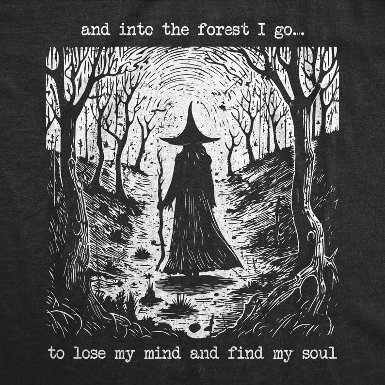 Puede incluir: Ilustraci&oacute;n en blanco y negro de una figura con un sombrero puntiagudo caminando hacia un bosque. El texto "and into the forest I go... to lose my mind and find my soul" est&aacute; impreso debajo de la imagen.