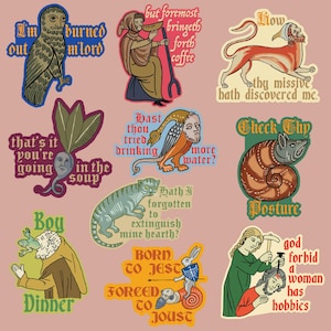 Puede incluir: Una colección de pegatinas de estilo medieval con frases humorísticas e ilustraciones. Las pegatinas presentan un búho, un león, un gato y otras figuras con textos como "I'm burned out, m'lord" y "Check thy posture."
