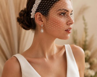 Tiara com véu gaiola de pérolas vintage - Acessório de cabelo para noiva - Véu fascinator minimalista para noiva, em tule branco.