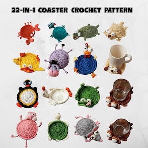Può includere: Una collezione di 14 sottobicchieri all'uncinetto con vari disegni di animali, tra cui un granchio, una tartaruga e un pinguino. I sottobicchieri sono in colori vivaci e sono disposti su uno sfondo bianco. Il testo "22-IN-1 COASTER CROCHET PATTERN" è in alto.