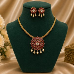 Set di collana con pendente floreale in oro, pietre rosse rubino e gocce di perle, realizzato a mano, gioiello da sposa indiano.