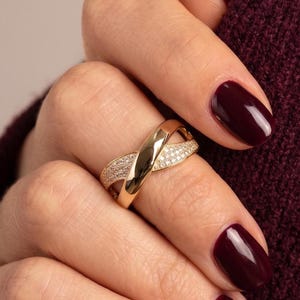 Anillo cruzado de moissanita chapado en oro / Anillo llamativo con diseño entrecruzado y pavé / Joyería de uso diario que no se deslustra