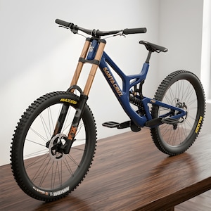 Puede incluir: Una bicicleta de montaña Santa Cruz azul y dorada con neumáticos negros y un asiento negro. La bicicleta tiene el nombre de la marca impreso en el cuadro. Los neumáticos tienen la marca Maxxis.