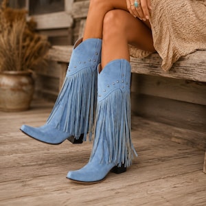 Blå cowgirlstövlar med fransar, westernstövlar i PU för kvinnor, cowboystövlar med nitar, breda vadstövlar, festivalboho rodeoskor med låg klack och plusstorlek