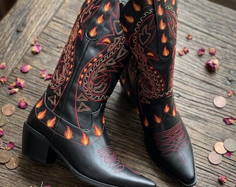 Retro Black Flame Embroidered Cowboy Boots Women Vegan Leather Western Boots Chunky Heel Pointed Toe Mid Calf Cowgirl Boots Plus Size Gift
