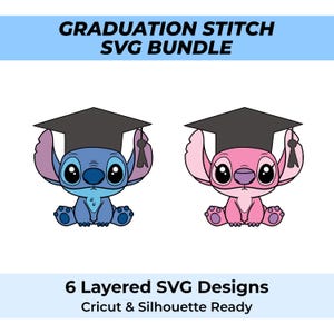 Op de afbeelding: Digitale afbeelding met twee stripfiguren, één blauw en één roze, die afstudeerhoeden dragen. De tekst "GRADUATION STITCH SVG BUNDLE" staat bovenaan en "6 Layered SVG Designs" onderaan. Klaar voor Cricut en Silhouette.