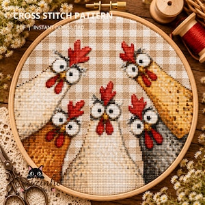 Può includere: Un telaio da ricamo circolare in legno contenente un motivo a punto croce di cinque polli con occhi spalancati, creste e bargigli rossi. I polli sono su uno sfondo di tessuto a quadretti beige e bianco. Il testo recita CROSS STITCH PATTERN.
