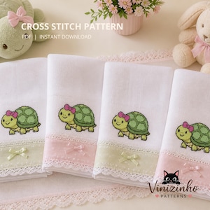 Könnte beinhalten: Vier weiße Baby-Waschlappen mit einem Kreuzstich-Schildkröten-Design. Jeder Stoff hat eine grüne Schildkröte mit einer rosa Schleife, einen rosa oder grünen gepunkteten Rand und eine Spitzenborte. Die Wörter "CROSS STITCH PATTERN" und "PDF | INSTANT DOWNLOAD" sind sichtbar.