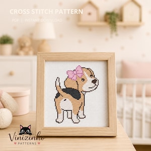 Puede incluir: Un patrón de punto de cruz enmarcado con un beagle con un lazo rosa. El beagle está representado en tonos marrones, negros y blancos. El marco es de madera clara. El texto "CROSS STITCH PATTERN" y "PDF | INSTANT DOWNLOAD" son visibles.