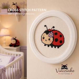 Puede incluir: Un patrón de punto de cruz enmarcado de una mariquita de dibujos animados con manchas rojas y negras, una flor morada y una cara sonriente. El marco es blanco y redondo. El texto en la parte superior dice "CROSS STITCH PATTERN PDF | INSTANT DOWNLOAD". El logotipo "Vinizinho PATTERNS" está en la parte inferior.