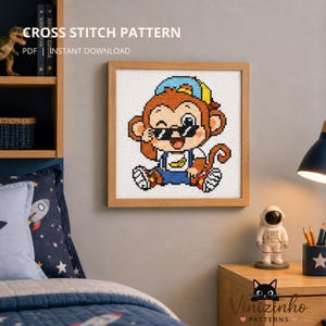 Puede incluir: Un patrón de punto de cruz enmarcado con un mono de dibujos animados con gafas de sol y una gorra de béisbol. El mono lleva un peto y sostiene un plátano. El texto "CROSS STITCH PATTERN" y "INSTANT DOWNLOAD" están en la parte superior.