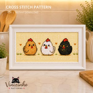 Puede incluir: Un patrón de punto de cruz enmarcado con tres pollos de dibujos animados en tonos marrón, blanco y negro, cada uno con una cresta roja. El fondo es amarillo con pequeños corazones y flores. El texto "CROSS STITCH PATTERN" y "PDF | INSTANT DOWNLOAD" está en la parte superior.