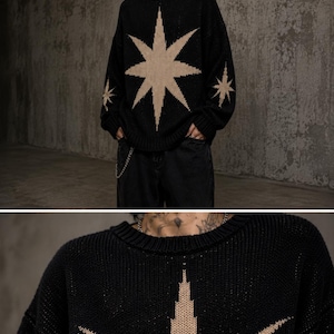 Può includere: Un maglione in maglia nero a maniche lunghe con un grande motivo a stella a otto punte color beige centrato sul petto e motivi a stella più piccoli abbinati su ciascuna manica. Il capo presenta girocollo, polsini e orlo a coste lavorati.