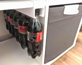 Porte-bouteilles PET imprimé en 3D pour étagère IKEA Kallax – Sans colle, sans vis (bouteilles de 500 ml)