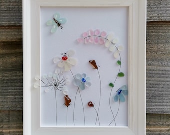 Opera d'arte con vetri di mare, fiori selvatici e farfalle, costa inglese, vetro di recupero, quadro incorniciato da appendere alla parete.