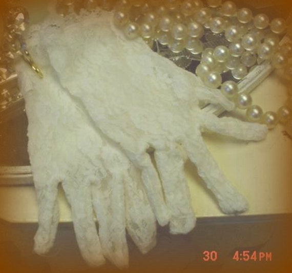 Vintage White Lace Gloves - image 2