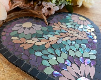 Corazón de mosaico de vidrio iridiscente hecho a mano – Decoración de pared en tonos pastel