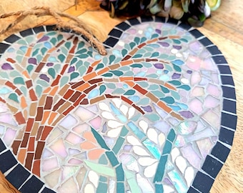 Cuore di albero in mosaico di vetro iridescente – Arte murale da appendere fatta a mano
