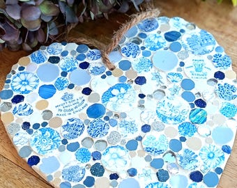 Ręcznie robiona zawieszka w kształcie serca z niebieskiej i białej porcelany w stylu vintage