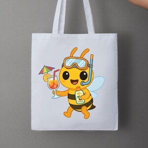 Pode incluir: Saco de compras branco com um desenho de abelha de desenho animado. A abelha usa um snorkel e segura um coquetel e protetor solar. O design apresenta cores amarelo, preto, laranja e azul.