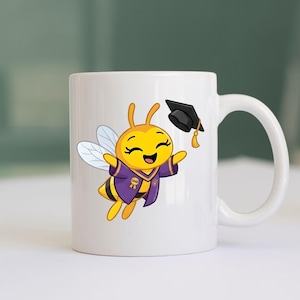 Pode incluir: Caneca de cer&acirc;mica branca com um desenho de abelha de desenho animado celebrando a formatura. A abelha &eacute; retratada com uma toga roxa e um birrete preto. A caneca tem uma al&ccedil;a curva e um acabamento brilhante.