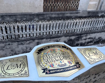 Aangepaste kampioenschapsriem 'The Ultimate Birthday Champion' – witte leren band met goudmessing platen