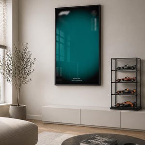 Puede incluir: Un cuadro rectangular con un fondo degradado en color verde azulado oscuro y un marco negro. La impresión muestra el logotipo de Fórmula 1 en la esquina superior izquierda y el texto Mercedes-AMG F1 W14 E Performance en la parte inferior.