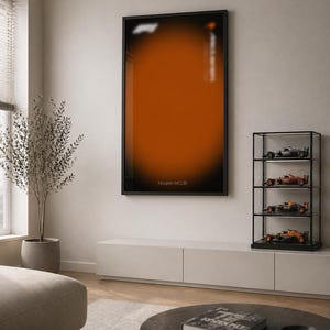 Puede incluir: Una pieza de arte mural rectangular vertical con un degradado de naranja intenso a negro, con el logotipo de Fórmula 1 en la parte superior izquierda, el logotipo de McLaren a la derecha y el texto McLaren MCL39 impreso en blanco abajo.