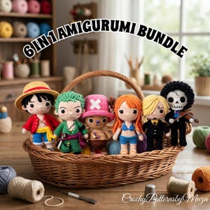 Könnte beinhalten: Ein Weidenkorb gefüllt mit sechs bunten Amigurumi-Puppen, die jeweils einen anderen Charakter darstellen. Die Puppen sind mit detaillierten Merkmalen und Kleidung gehäkelt. Der Text "6 IN 1 AMIGURUMI BUNDLE" ist über dem Korb. "Crochy Patterns by Muza" steht unten rechts.