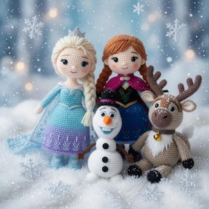 Könnte beinhalten: Eine Gruppe gehäkelter Puppen mit Figuren aus einem beliebten Animationsfilm. Die Puppen umfassen eine Prinzessin in einem blauen Kleid, eine weitere Prinzessin mit Zöpfen, einen Schneemann und ein Rentier. Die Puppen sind vor einem schneebedeckten Hintergrund platziert.