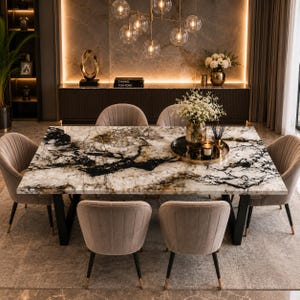 Peut inclure: Une table à manger rectangulaire avec un plateau en marbre blanc et noir et des pieds en métal noir, entourée de six chaises rembourrées beiges à capitonnage vertical. Un plateau rond porte un vase en verre avec des fleurs blanches.