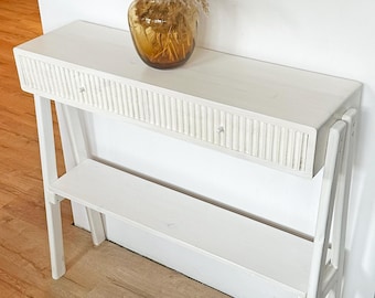 Witte bijzettafel met plank en gegroefde voorkant - rustieke stijl