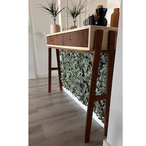 Table console faite main en noyer et tilleul teinté : façade rainurée